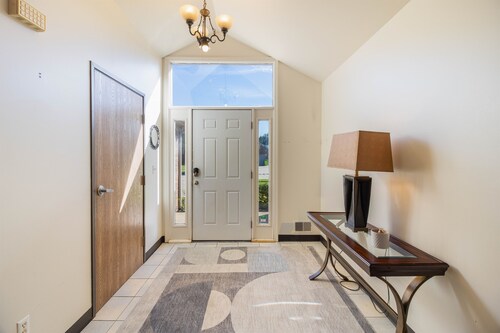 Spacious Ranch with 4BR/2BA – Prime Location