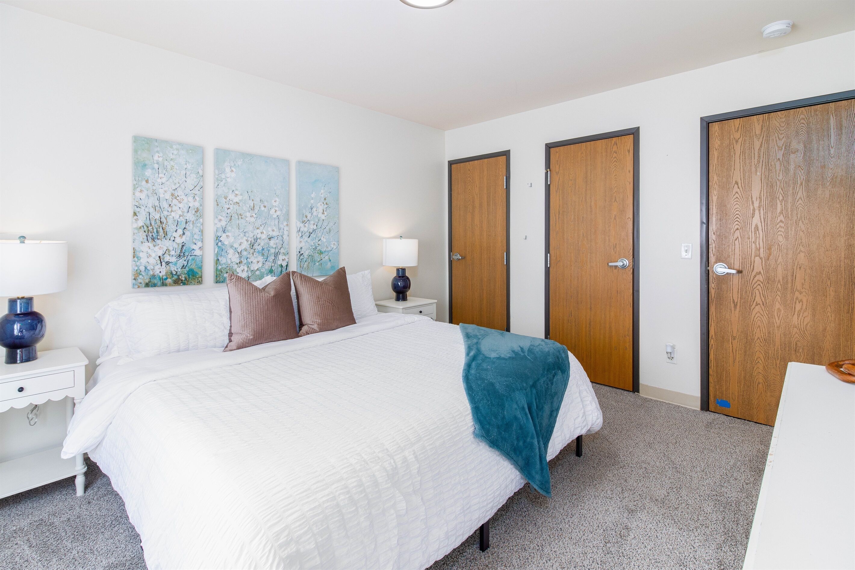 4 bedrooms, desk, iron/ironing board, free WiFi