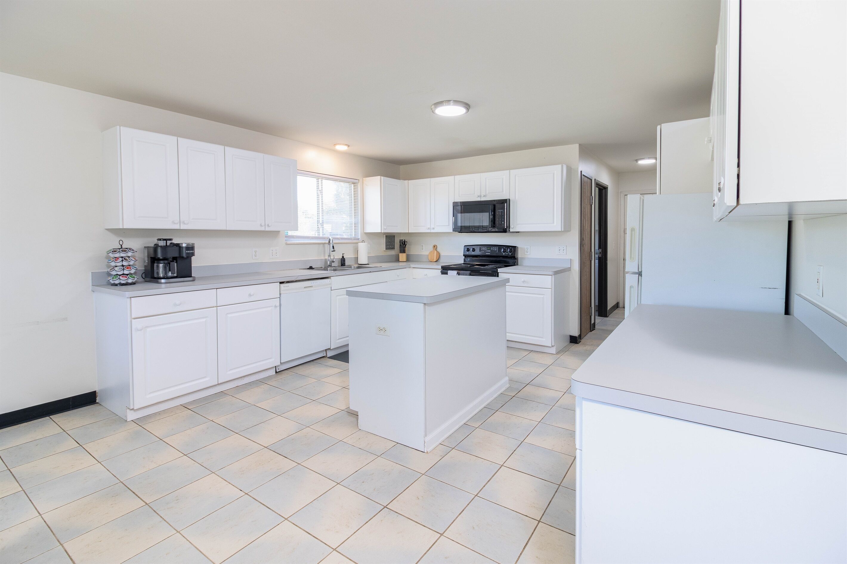 Kylskåp, mikrovågsugn, ugn och spishäll