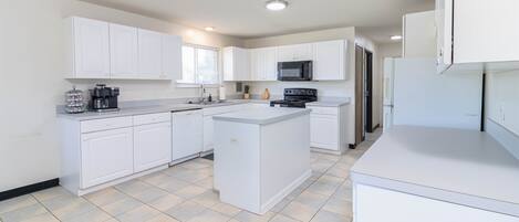 Een koelkast, een magnetron, een oven, een kookplaat