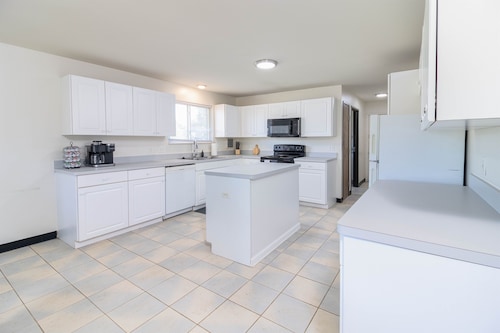 Spacious Ranch with 4BR/2BA – Prime Location