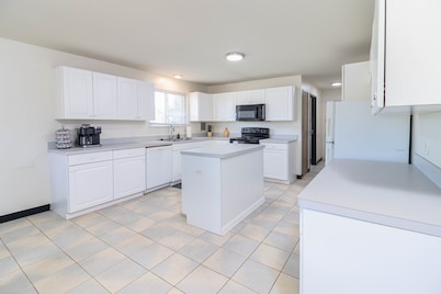 Spacious Ranch with 4BR/2BA – Prime Location