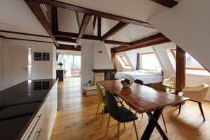 高級公寓, 陽台, 湖景 | 私人廚房 | 電冰箱、微波爐、烤箱、爐台