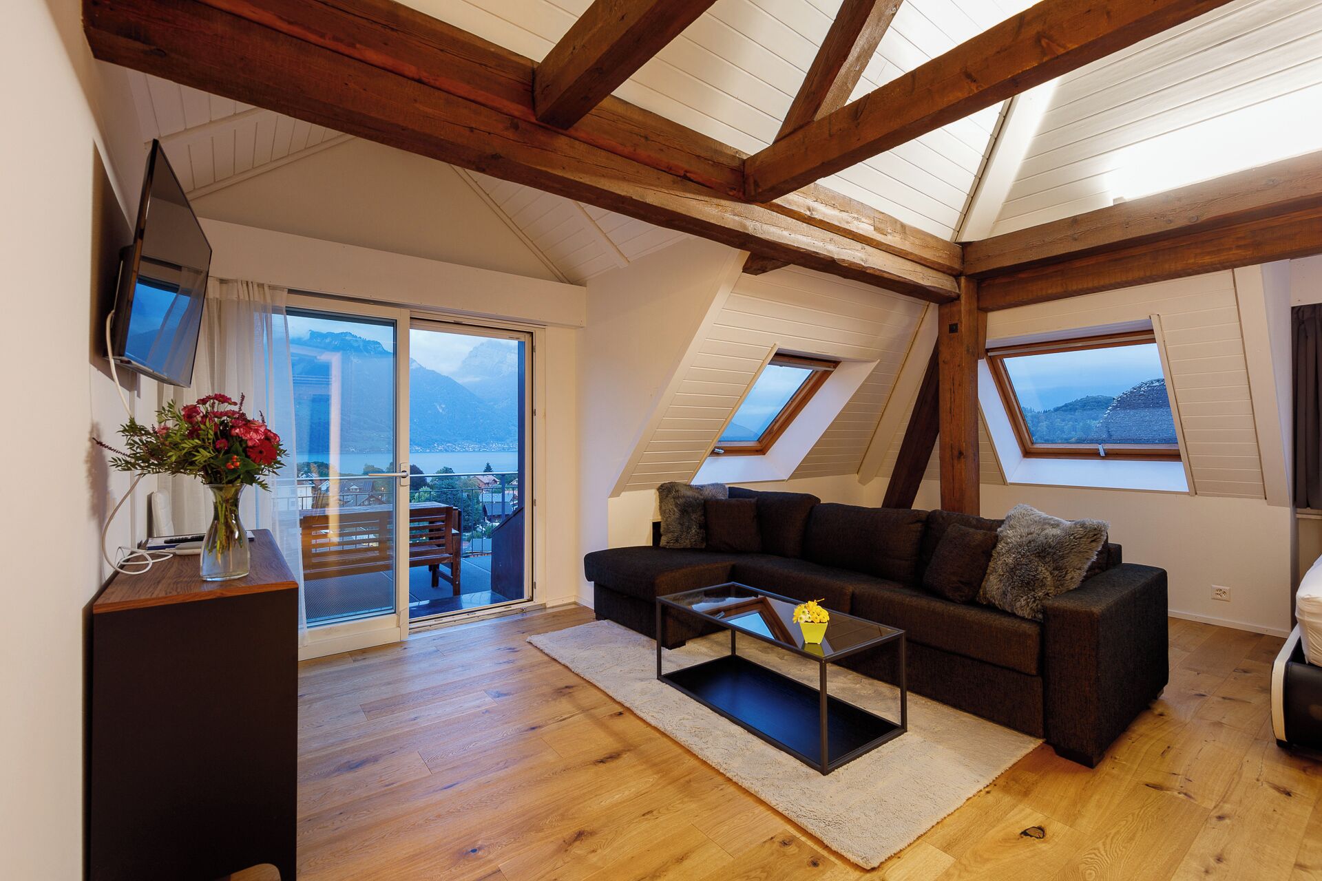 Departamento superior, balcón, vista al lago | Área de sala de estar | Televisión de pantalla plana 