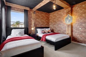 6 dormitoris, planxa i posts de planxar, un bressol de viatge i wifi