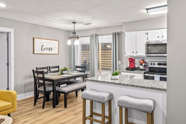 Kylskåp, mikrovågsugn, ugn och spishäll