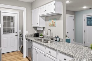 Kylskåp, mikrovågsugn, ugn och spishäll