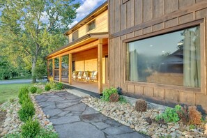 Terrace/patio - Spacious & Fun Retreat: Hot Tub ~ Theater ~ Games! (Pigeon Forge)