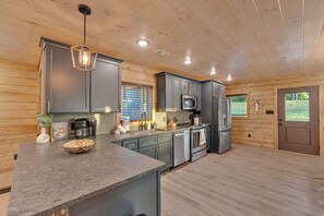 Private kitchen - Spacious & Fun Retreat: Hot Tub ~ Theater ~ Games! (Pigeon Forge)