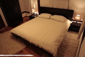 Schreibtisch, Verdunkelungsvorhänge, schallisolierte Zimmer