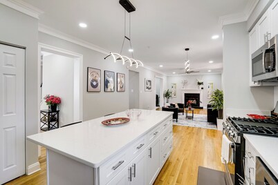 Family Escape near DC: King Suite 5 beds, 4 br/2.5ba, 3rd Floor Game Tables