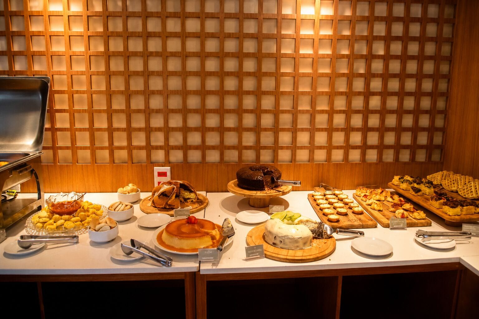 Un buffet proposant divers plats, un gâteau et une sélection de gaufres.