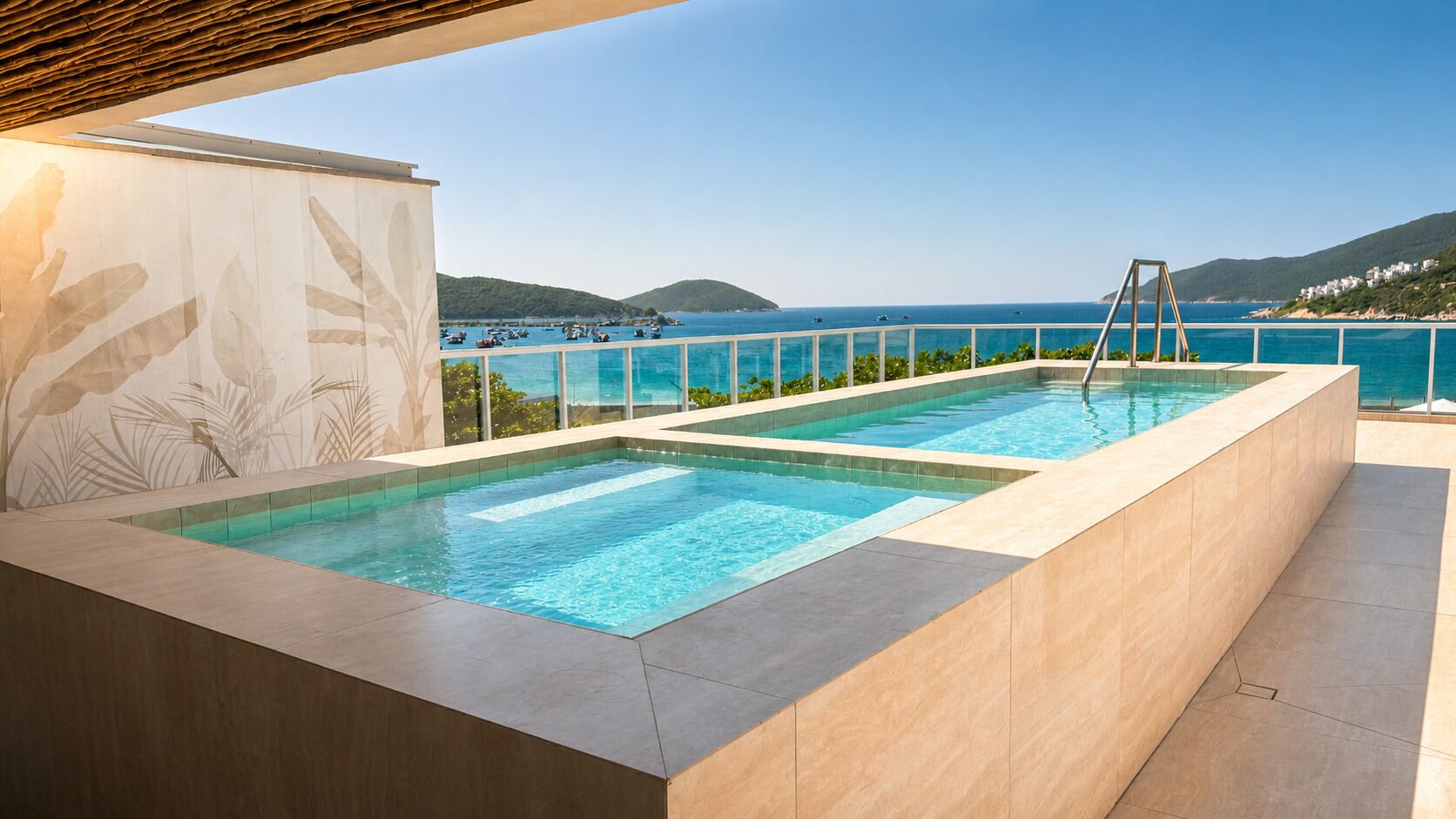 Ein Pool auf dem Dach mit klarem, blauem Wasser, umgeben von modernem Architekturdesign, mit Blick auf Meer und Hügel im Hintergrund.