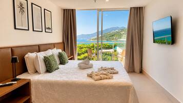 Suite with Jacuzzi | Free cribs/infant beds, free WiFi, bed sheets