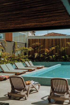 Piscine extérieure, parasols de plage, chaises longues