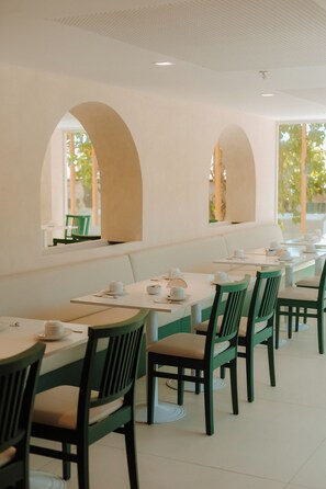 Free daily buffet breakfast  - Arraial Concept Hotel (Arraial do Cabo)