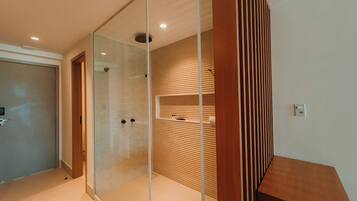 Suite Master | Bathroom | Shower, free toiletries, towels, soap