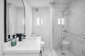 Dusche, Haartrockner, Seife, Toilettenpapier