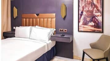 2 多间卧室、客房内保险箱、办公桌、熨斗/熨衣板