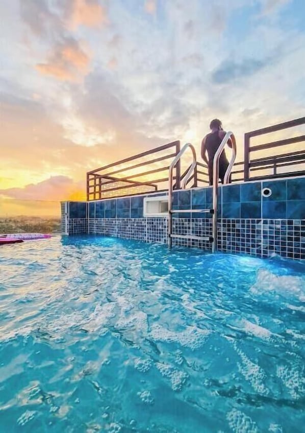 Outdoor pool - Gold Lux 2-bedroom Unit @The O's Apartments (Takoradi)