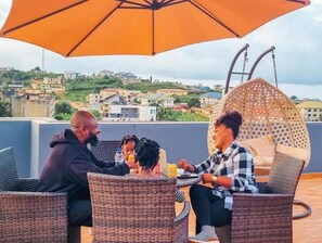 Outdoor dining - Gold Lux 2-bedroom Unit @The O's Apartments (Takoradi)