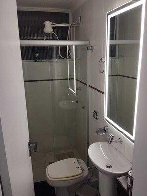 S èche-cheveux, serviettes fournies, papier toilette