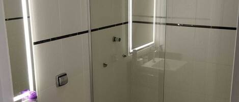 吹风机、毛巾、卫生纸