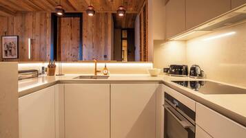 Refrigerador, microondas, horno y parrilla de estufa