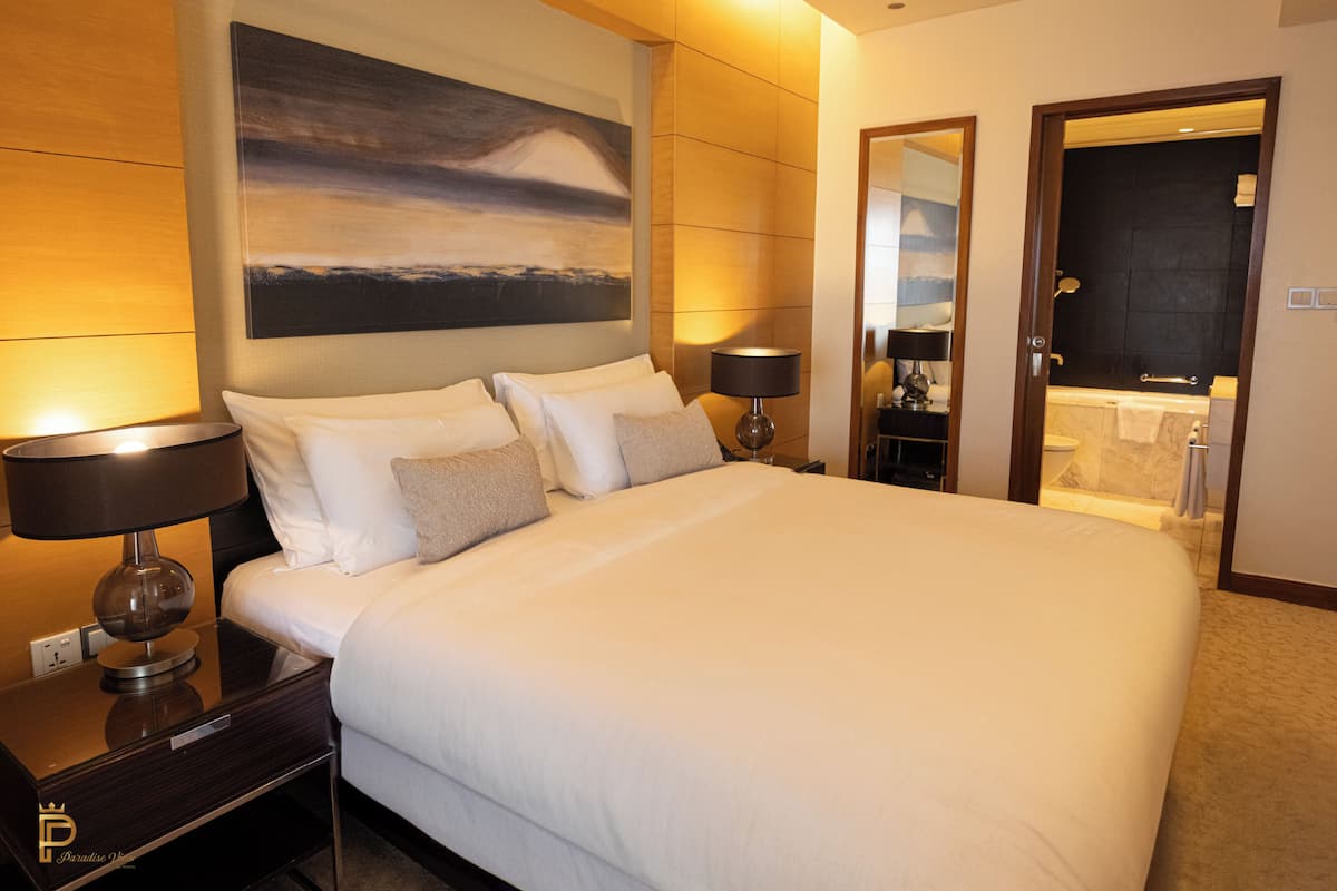 Comfortable One-Bedroom Apartment (Dubai Mall) | Bộ đồ giường cao cấp, két bảo mật tại phòng, trang trí khác biệt