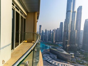 Exclusive 3BR with Burj & Fountain View | Balkong