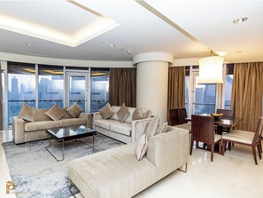 Exclusive 3BR with Burj & Fountain View | Área de estar | Smart TV 55 polegadas com canais digitais, serviços de streaming
