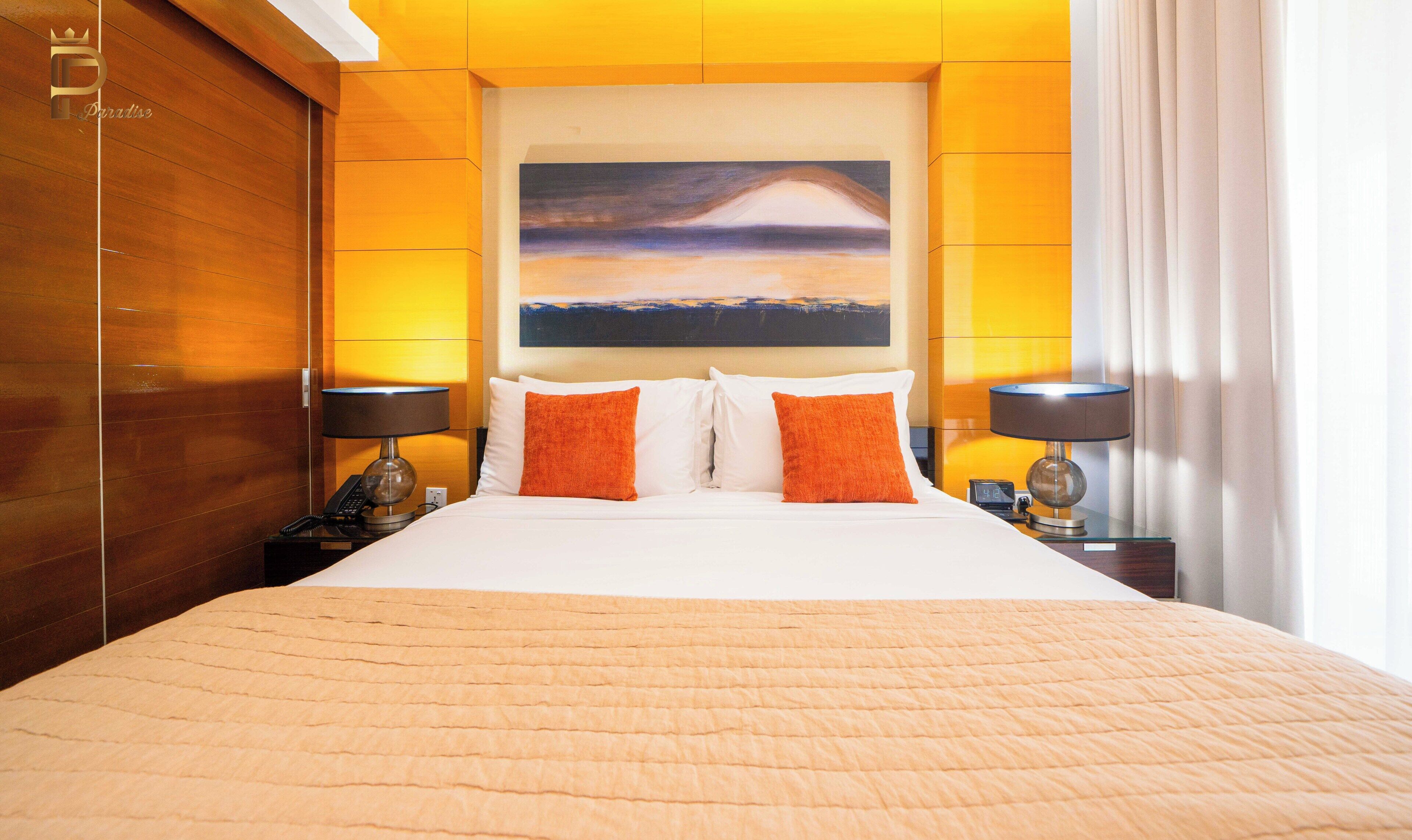 Contemporary 1 BR Apartment (Dubai Mall) | Sängtillbehör av högsta kvalitet och värdeförvaringsskåp på rummet