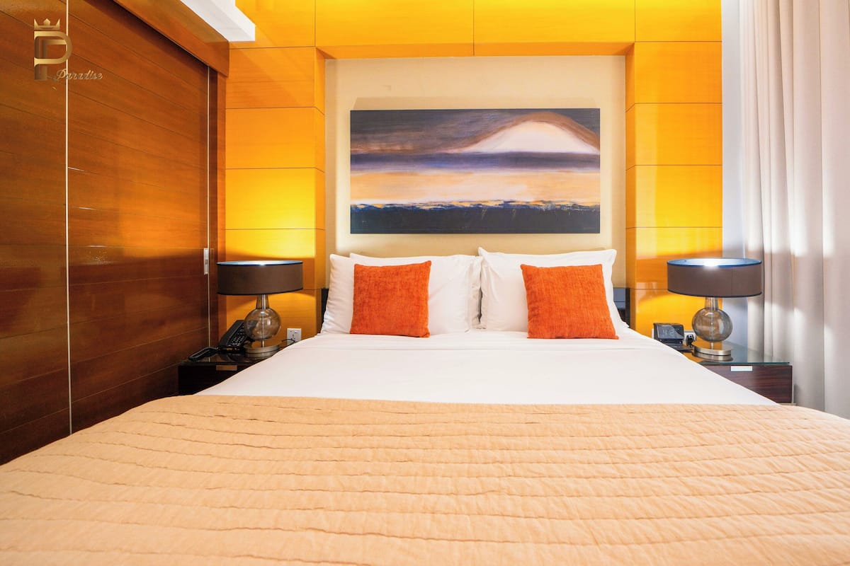 Contemporary 1 BR Apartment (Dubai Mall) | Bộ đồ giường cao cấp, két bảo mật tại phòng, trang trí khác biệt