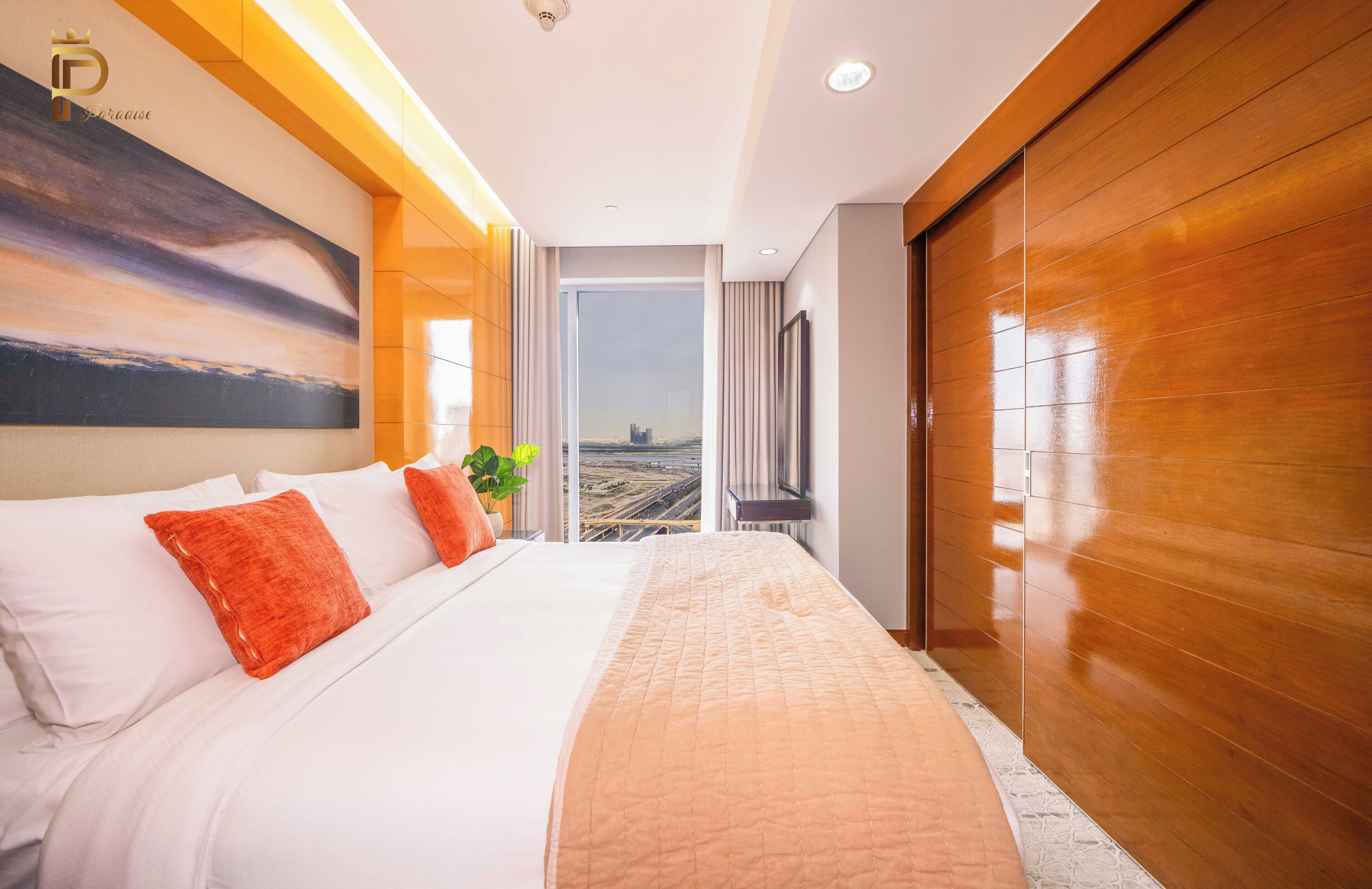 Charming One-Bedroom Apartment (Dubai Mall) | Sängtillbehör av högsta kvalitet och värdeförvaringsskåp på rummet