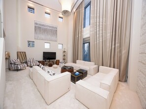 Penthouse Retreat at Dubai Mall | Área de estar | Smart TV 55 polegadas com canais digitais, serviços de streaming