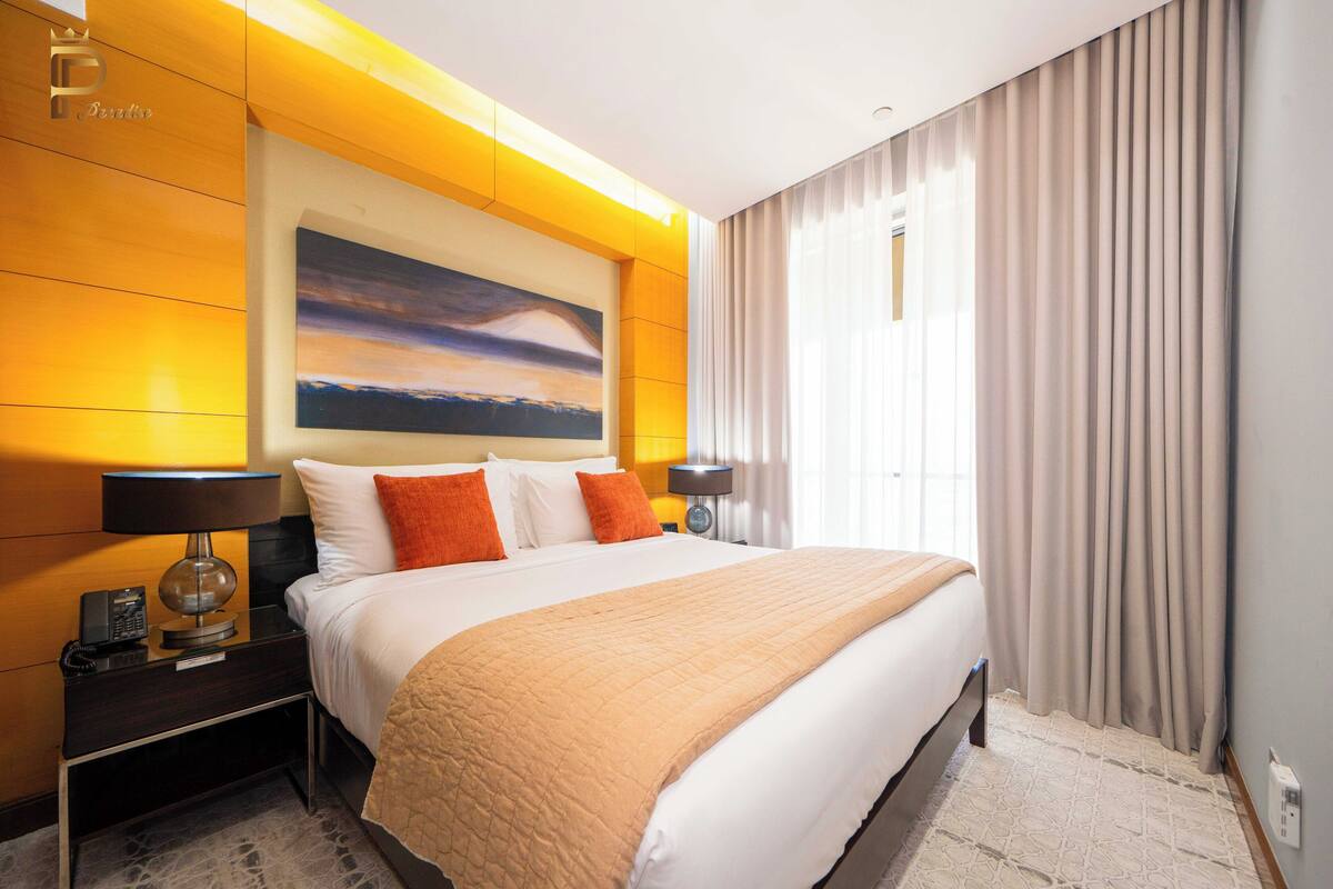 Contemporary 1 BR Apartment (Dubai Mall) | Sengetøy av topp kvalitet, safe på rommet og skrivebord