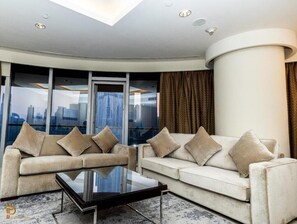 Exclusive 3BR with Burj & Fountain View | 起居区 | 55-英寸智能电视 （配备数码频道）、流媒体服务
