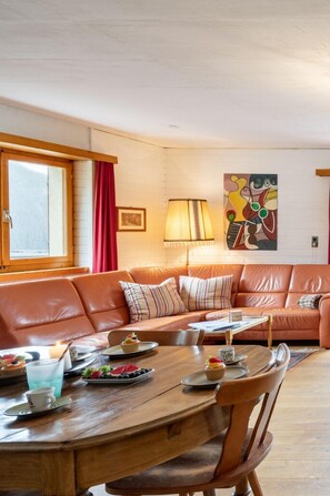 Interior - Chasa Moffa: Spacious 5.5-room flat in Vnà with panoramic views and private sauna (Vnà)