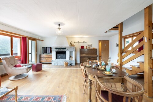 Chasa Moffa: Grosszügige 5.5-Zimmer Wohnung in Vnà mit Panoramaaussicht und eigener Sauna