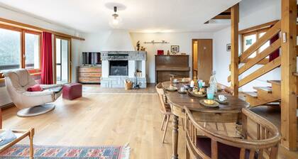 Chasa Moffa: Grosszügige 5.5-Zimmer Wohnung in Vnà mit Panoramaaussicht und eigener Sauna