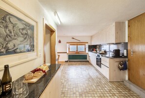 Kühlschrank, Ofen, Geschirrspüler, Wasserkocher mit Kaffee-/Teezubehör