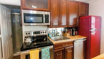 KylskÄp, mikrovÄgsugn, ugn och spishÀll