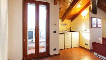 Estudio urbano, balcón, vista a la ciudad | Cocina privada | Frigobar, parrilla de estufa, cafetera de espresso y tetera eléctrica