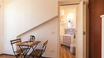 Estudio panorámico, balcón, vista a la ciudad | Wifi gratis y ropa de cama