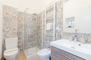 Douche, séchoir à cheveux, bidet, serviettes fournies