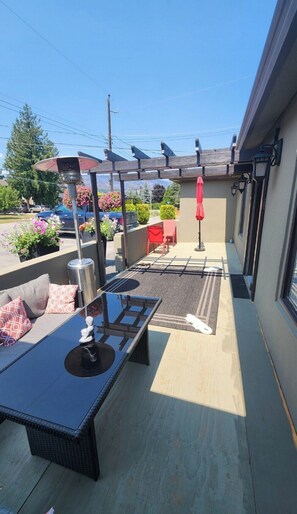 Outdoor dining - Private suite close to downtown & on the wine trail (West Kelowna)