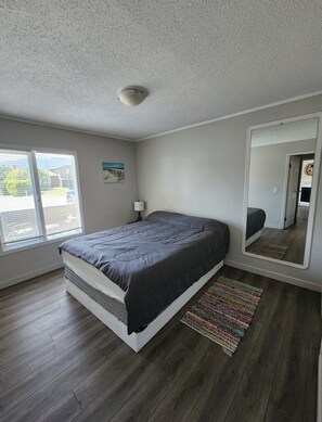1 bedroom, free WiFi, bed sheets - Private suite close to downtown & on the wine trail (West Kelowna)