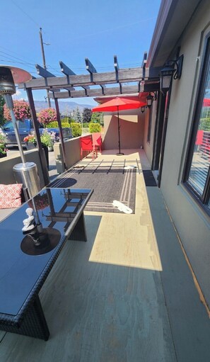 Outdoor dining - Private suite close to downtown & on the wine trail (West Kelowna)