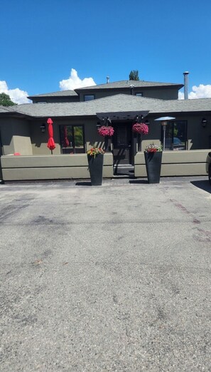 Exterior - Private suite close to downtown & on the wine trail (West Kelowna)