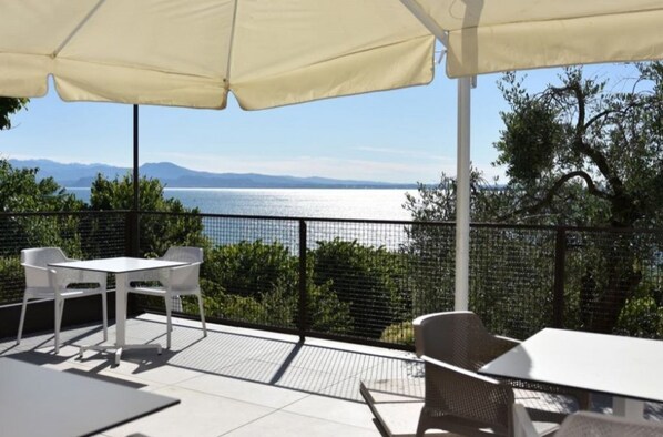 Outdoor dining - Vacation Park della Colombaia Mobilehome Central for 6 persons (Padenghe sul Garda)